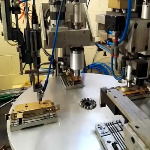Robot per collaudo e avvitatura serrature a Brescia | Logicmec S.r.l.